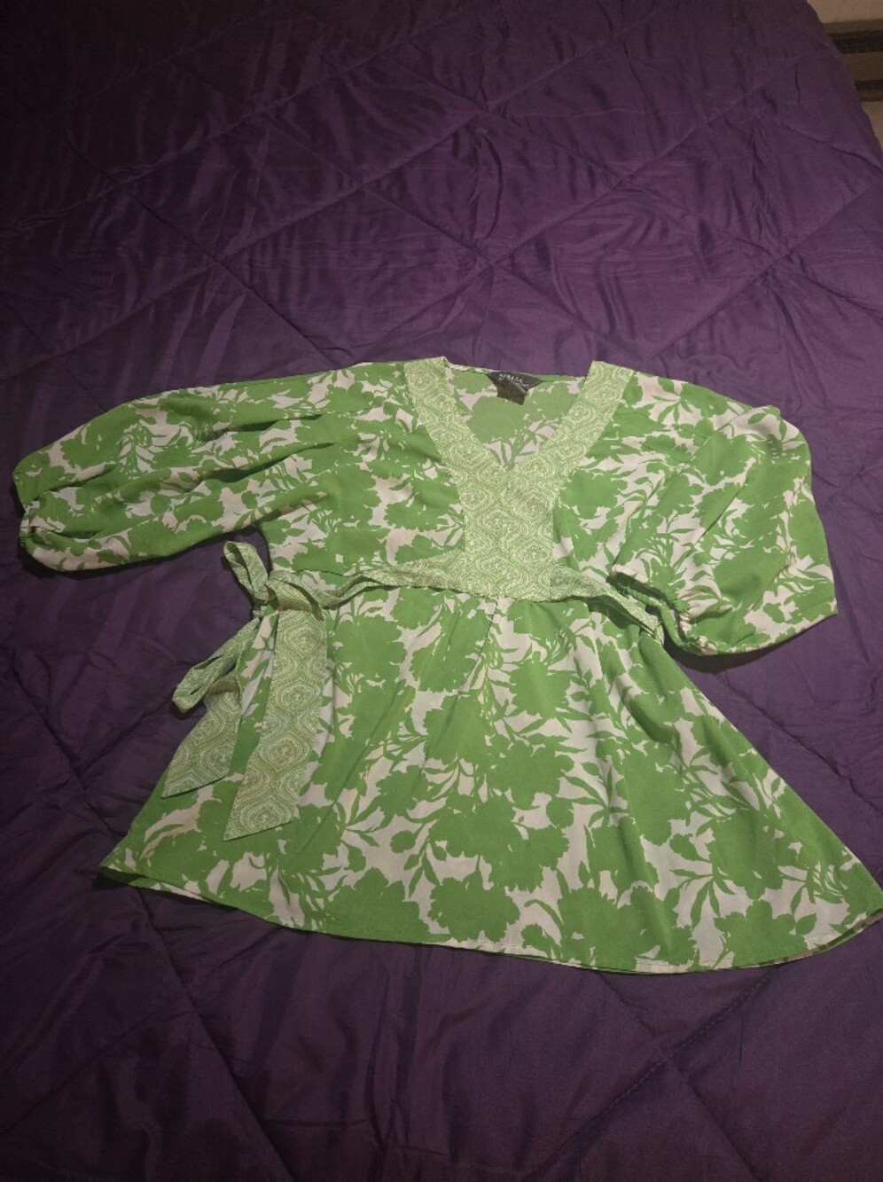 Gorgeous Green Floral V-Neck Tie-Waist Women's Lightwieght Top Size Large,